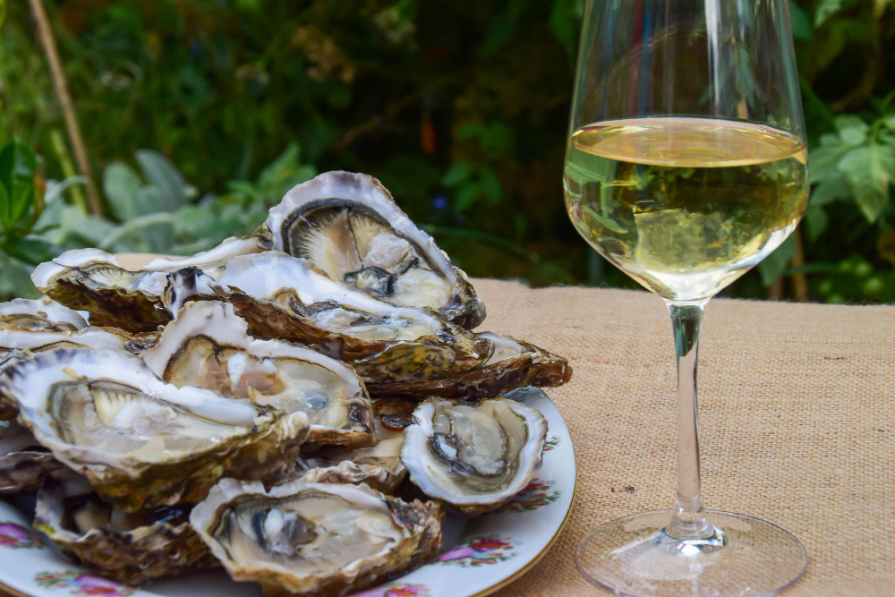 manger des huitres avec du vin 